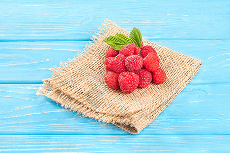 新鲜红草莓红色甜点桌子叶子饮食食物营养绿色麻布白色图片