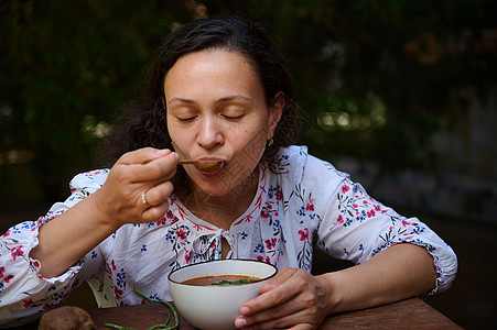 多族裔妇女食用乌克兰民族菜盘     传统以自然背景为本的博施特人图片