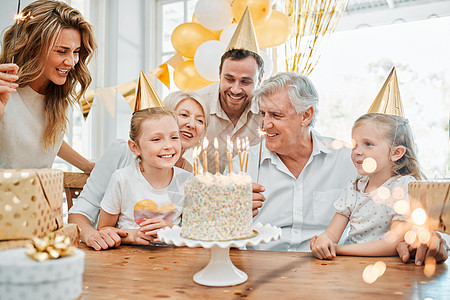 时光飞逝 抓住一切机会庆祝它 一个快乐的家庭在家里庆祝生日的一张照片 (笑声)背景图片