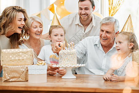 你想要什么 一个幸福的家庭在家里庆祝生日的镜头图片
