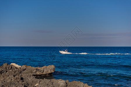 加勒比海沿岸带白沙和白石的海岸线晴天花岗岩风景棕榈太阳热带海洋岩石海岸旅游图片