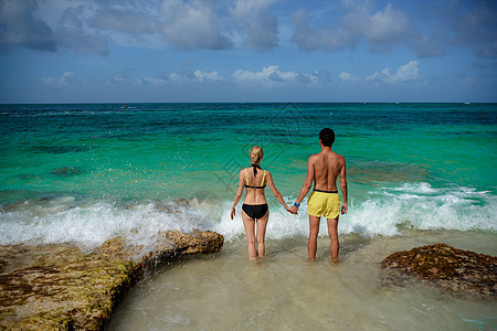 一男一女在海岸上行走 看着地平线女性蜜月女孩岩石家庭男人假期日落阳光夫妻图片