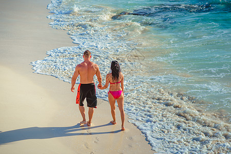 一男一女在海岸上行走 看着地平线女士日落男人女孩海滩海滨蜜月女性夫妻拥抱图片