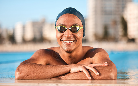 游泳是我的爱好 在奥林匹克规格的游泳池里游泳的英俊年轻男运动员图片