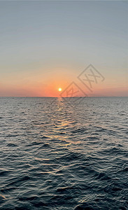 夏天在海中日出季节橙子日落天空海洋海浪晴天支撑假期海景图片