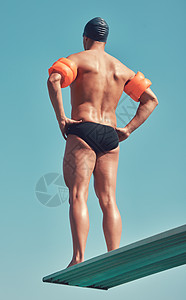 他准备好了 一个无法辨认的男运动员 站在外面潜水板上的回视镜头被拍下来了图片