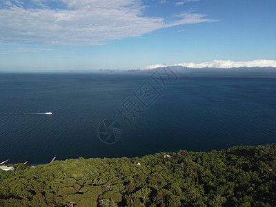 海景鸟瞰全景与清澈湛蓝的大海 在岩石背景下的美丽泻湖中的游艇 夏季旅行和度假的理想目的地的概念天线巡航悬崖休息海滩洞穴蓝色石头支图片