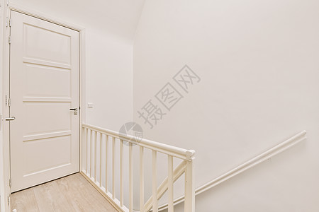 家里楼梯附近房间的门窗户出口住宅建筑学水平白色门厅走廊房子装饰背景图片