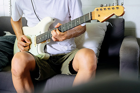 玩电子吉他的人细绳音乐会音乐演员音乐家玩家岩石乐队沙发歌曲图片