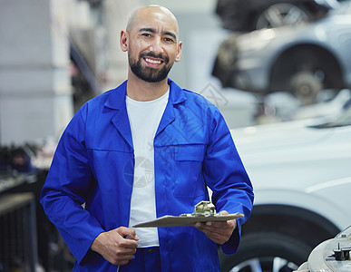 我们来评估一下你的车 一位英俊的年轻男技工在服务期间 在汽车引擎上工作的肖像画图片