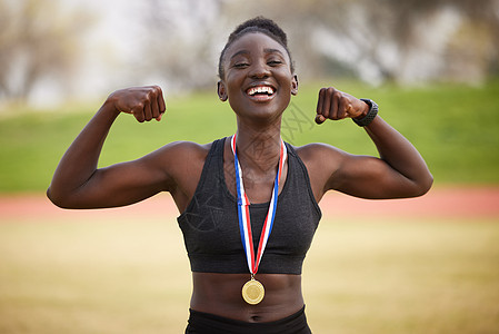 健壮的身材 坚强的头脑 一个有魅力的年轻女运动员为庆祝胜利而刻画的肖像图片