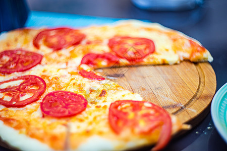 意大利意大利比萨 加番茄和奶酪食物美食午餐图片