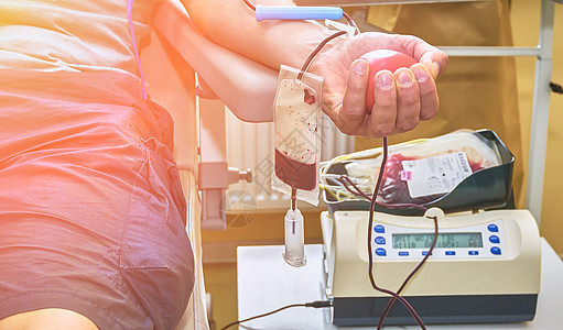 用充气球捐献血液 在你的手中志愿者成人输液手臂身体血液学科学护士外科男性图片