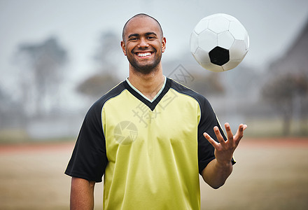比赛日 一个英俊的年轻男足球运动员在外面剪裁的肖像图片