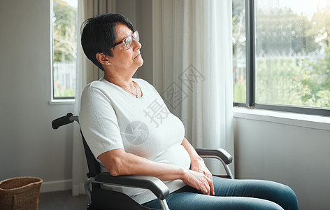 一位年长的女士享受着窗外的风景 我很害怕看到所有美好的时光图片