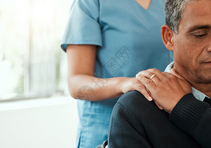一位护士在接到坏消息后 给病人带来慰安妇的心意图片