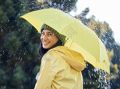 黄色新鲜水果有个女人在雨中 穿着黄色雨衣的雨伞 我非常希望你被雨蒙住背景