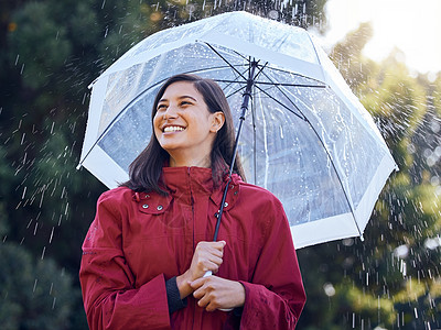 有个年轻女人拿着雨伞走在外面 我感到很平静地洗了脸图片