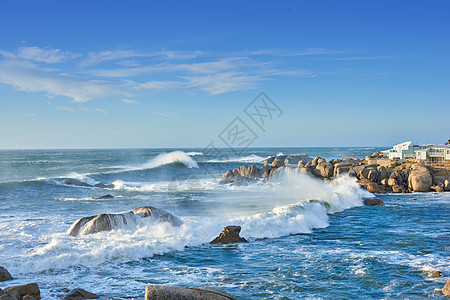 南非开普省的岩石海岸线 阳光明媚的夏日 海浪拍打着海岸岩石 天空湛蓝清澈 西开普省海滨风景秀丽热带蓝色波浪背景旅行假期海滩石头太图片