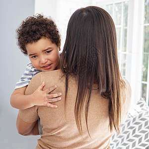 一个孩子需要所有他们能得到的安慰 母亲在家里抱着她悲伤的儿子 (笑声)图片