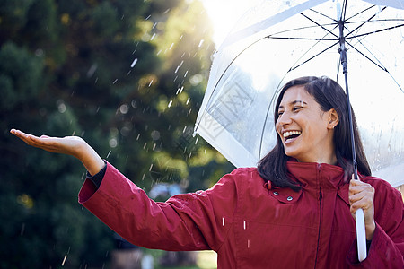 最放松的莫过于在雨中散步 一个女人伸出手去感受外面的雨声 然后伸着她的手图片