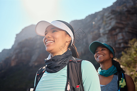 徒步旅行让我们对如此美丽的世界感到感激 两个年轻女子享受着沿着山上远足的喜悦图片