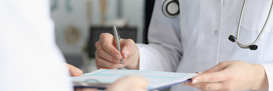 医生穿医服 在剪贴板上印有处方纸的签名病人生活内阁职场冒充工作药品预防笔记工具图片