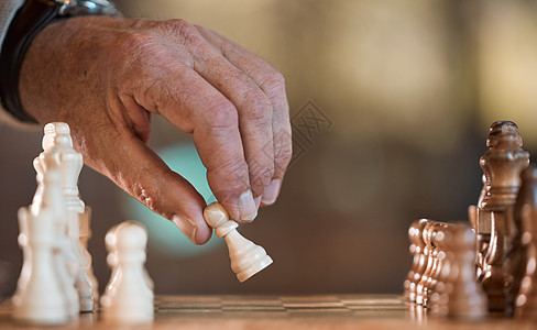 象棋是一种思维游戏 一个无法辨认的人在玩象棋游戏图片