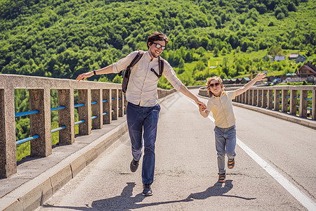 黑山 塔拉河桥背景中的父子游客 周游黑山的概念 黑山的景点峡谷男人岩石儿子女士父亲爸爸塔拉秀场母亲背景图片