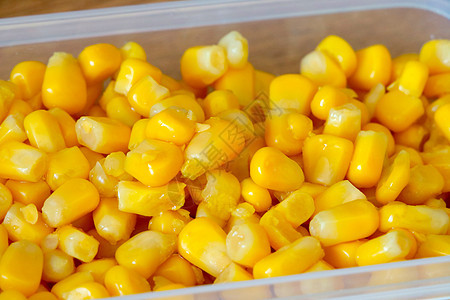 集装箱里有黄色的美味和甜玉米图片