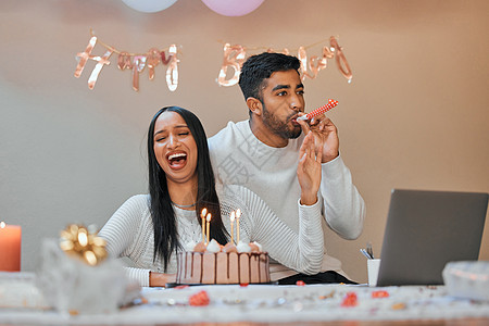 让我们开始派对吧 一家年轻夫妇在家庆祝一个生日呢! (笑声)图片