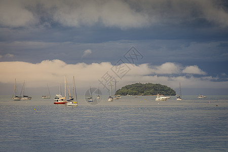 巴西日落弗洛里亚诺波利斯的朱雷尔海滨有船和帆船的海湾海岸线晴天气候水面闲暇热带风景季节海景假期图片