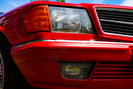 红色彩色汽车前端的低视图图片