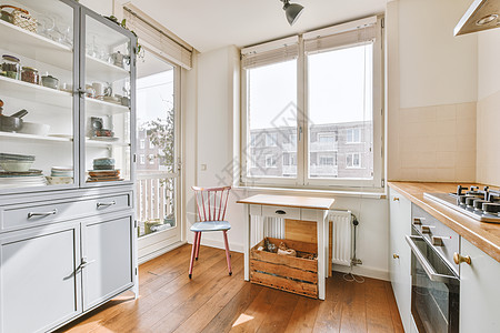 现代公寓的厨房家具角式更角椅子财产房子排气饭厅建筑学器具装设角落橱柜图片