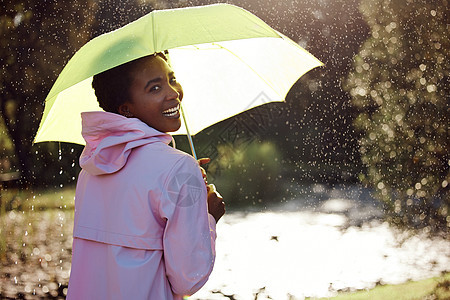 这是我最喜欢的天气 一位年轻女子在雨中拿着伞子 却被淋着雨图片