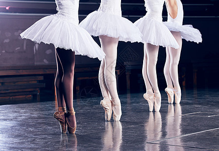 鞋子使舞者 芭蕾舞女 在剧院表演她的日常活动图片