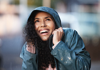 这天气真是好天气 一位年轻女子喜欢城里的雨 她很欣赏背景图片