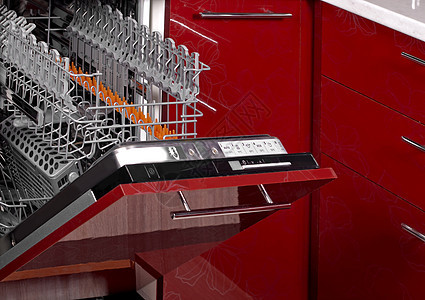 新的现代空洗碗机 建在一个美丽的红色厨房图片