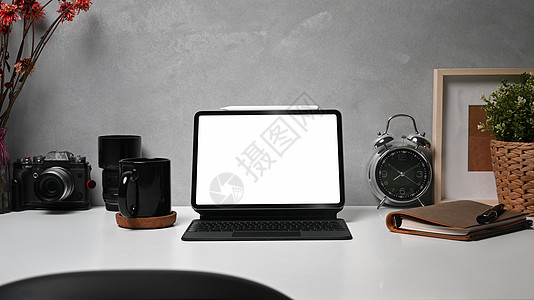 白色桌子上有无线键盘 相机 咖啡杯和相框的数字桌子 创意工作场所图片