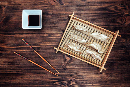 竹盘 加青薯条 酱油和筷子图片