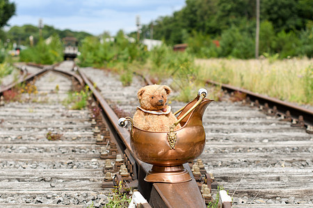 棕色可爱泰迪熊独自坐在空的小型铁路上 望着距离孤独爱好童年最好的朋友玩具惊喜婴儿娃娃礼物朋友图片