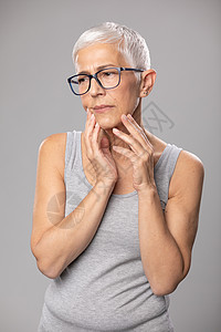 有忧郁表态的老女人 短灰发和小胡子问题诊所牙科病人牙医保健女性矫正医疗牙齿白色图片