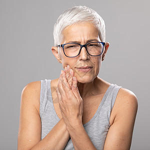 身长短发灰色头发和小胡子问题的高级妇女磨牙疼痛口腔科女性卫生医生矫正白色牙齿牙科图片