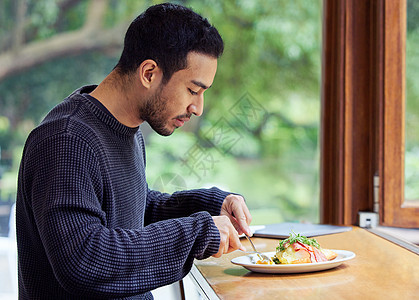 我总是回来吃美味的食物 一个在咖啡馆享受一盘饭的人 喝得烂醉如泥图片