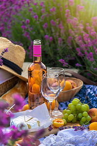 白葡萄酒在熏衣草地上 有选择的焦点旅行薰衣草晴天横幅阳光食物日落植物玻璃野餐图片