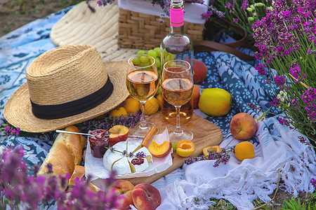 白葡萄酒在熏衣草地上 有选择的焦点桌子瓶子植物芳香饮料农村太阳食物酒精紫色图片