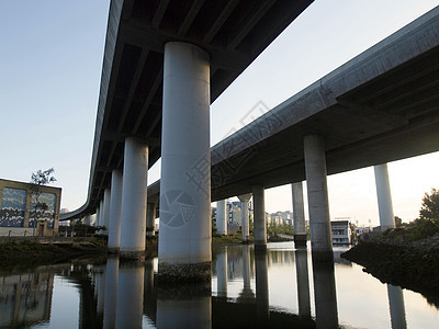 公路悬在任务溪上图片