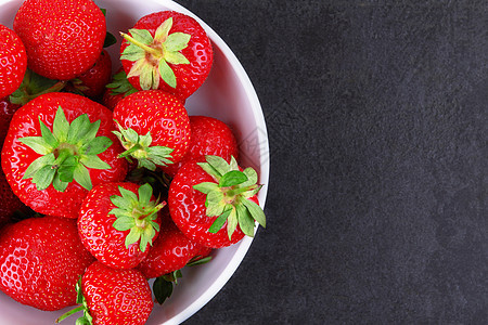 酱汁中的草莓水果浆果黑色白色红色桌子叶子盘子季节食物图片