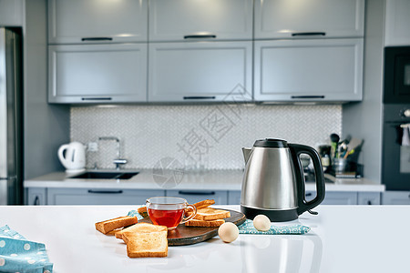 一杯黑茶和三明治或白桌上的吐司盘子杯子脆皮早餐花生水果饮料营养饮食传播图片