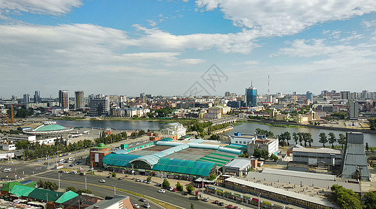 一个大城市的全景 有许多建筑和河流 以及上面一片云端的天空市中心风景首都阳光景观基础设施摩天大楼中心地标蓝色图片